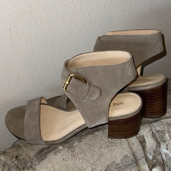 Nine West Garden Bay Suede tan grayish ankle strap buckle block heels sandals 9 - Picture 3 of 9